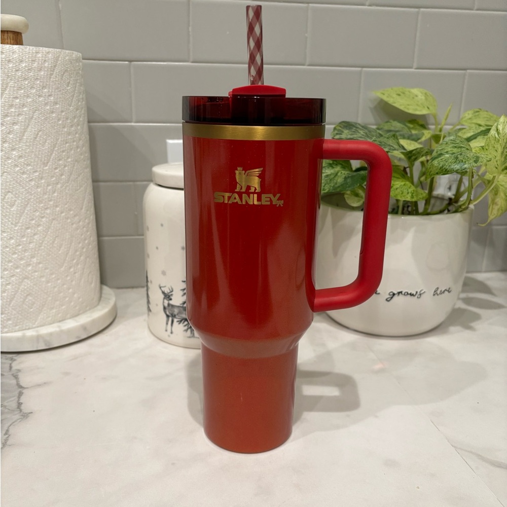 stanley 40oz quencher cup in scarlett tinsel